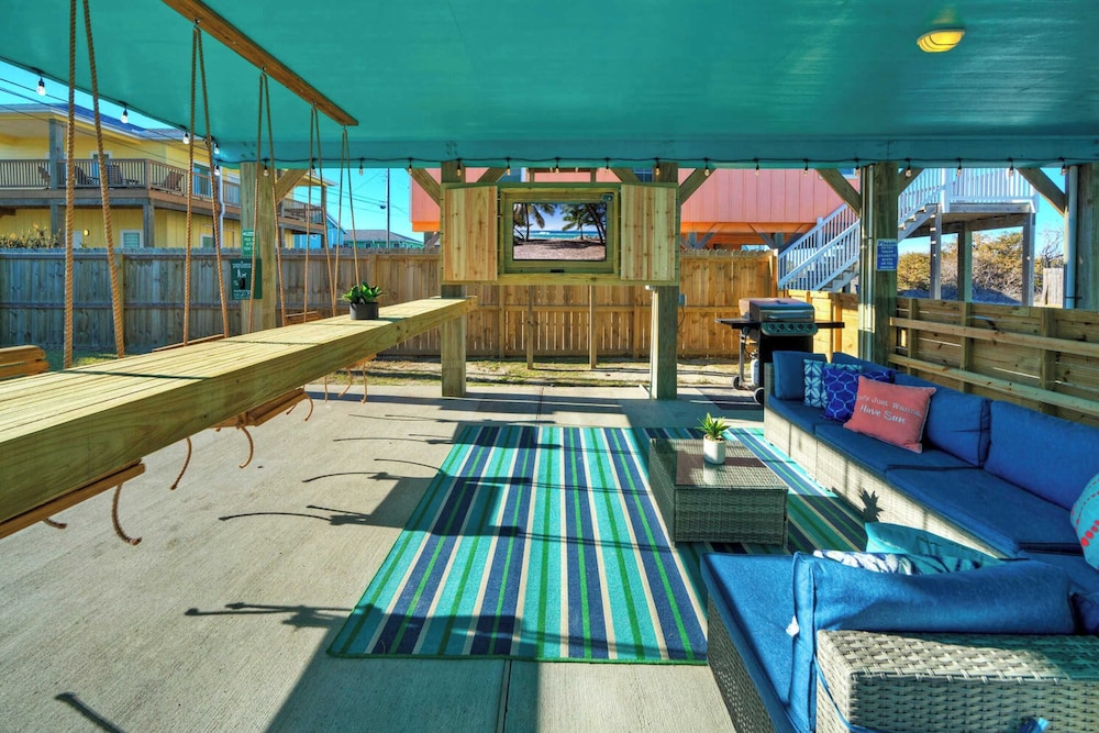 Sleeps 21, 2 Homes 2 Private Pools, Fire Pit, Swing Bar Walk to the Beach