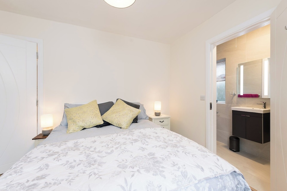 2br-sleeps4-parking-nearcork-6mintoairport