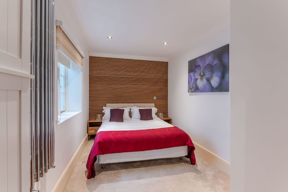 The Red Room Apartment - Fitzrovia - by Frankie Says