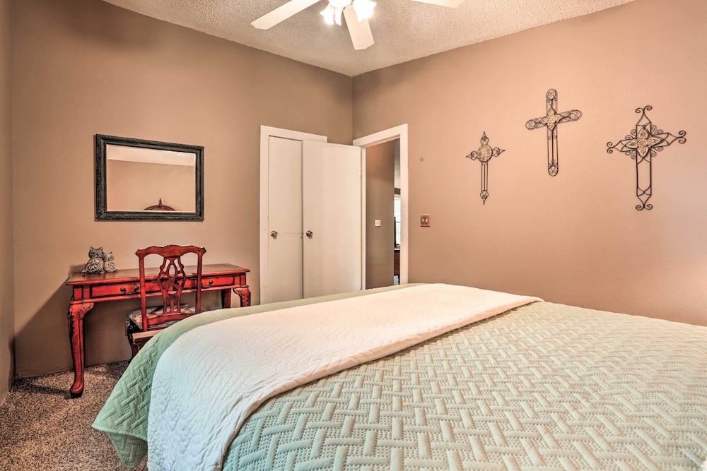 Marshall Vacations - Waterfront Karnack Home w/ Boathouse  Deck! - Property Image 3