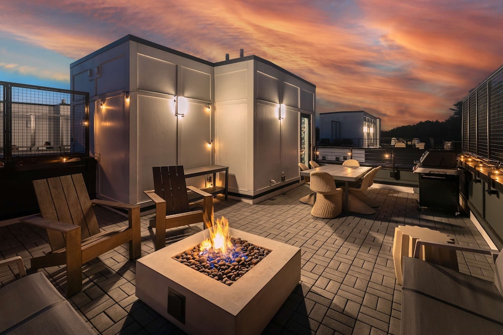 Luxe 4BR With Fire Pit Grill and City Views