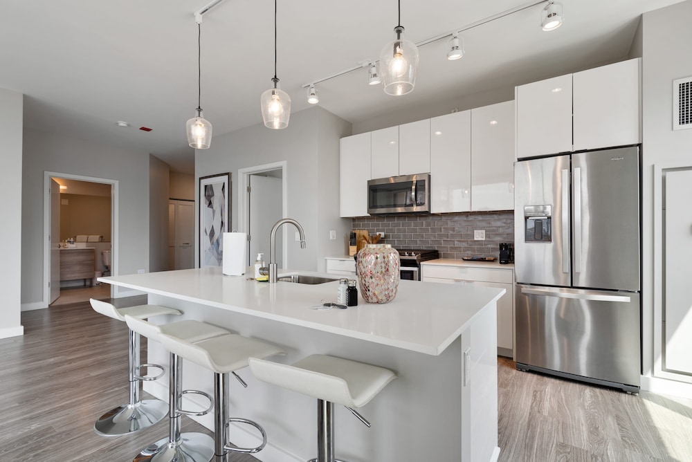 River North 2BR High Ceilings Comfort