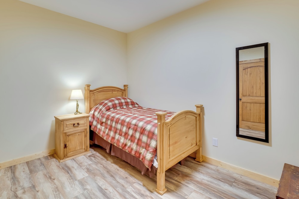 Lake & Mountain Views: Rockwood Cabin on 8 Acres