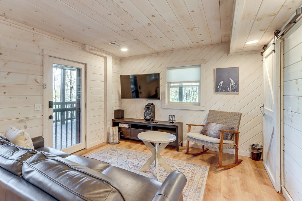 3 Mi to Dtwn: Blue Ridge Cabin w/ Hot Tub & Views