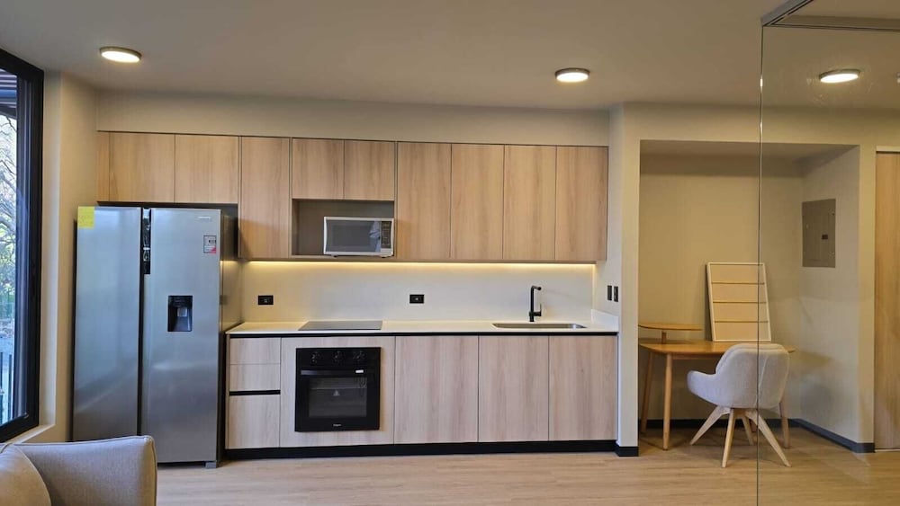 BEE Suites San José - Santa Ana