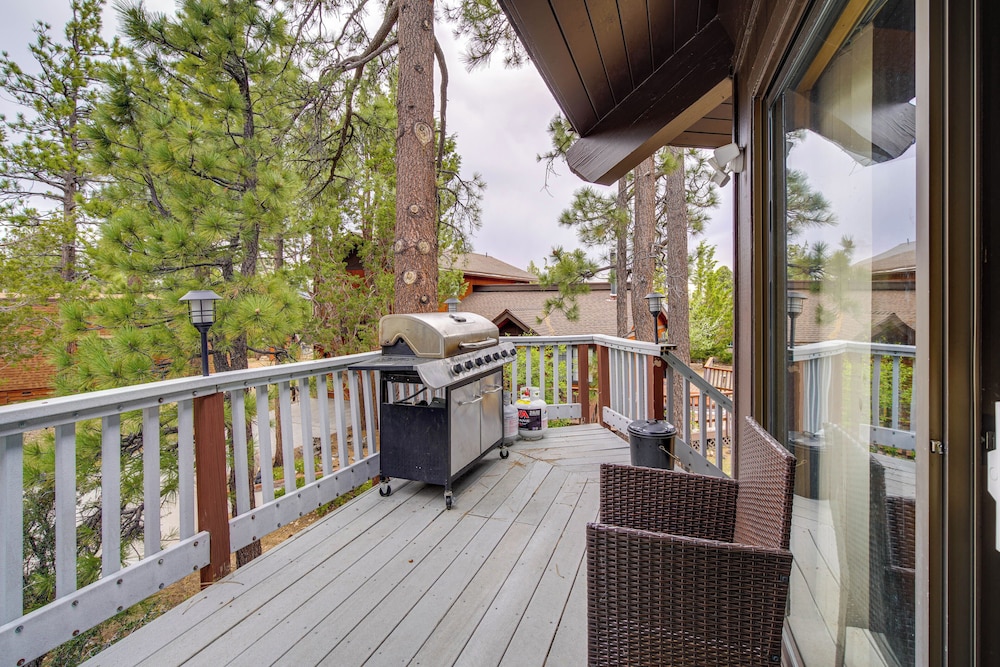Big Bear Cabin w/ Hot Tub < 3 Mi to Skiing!