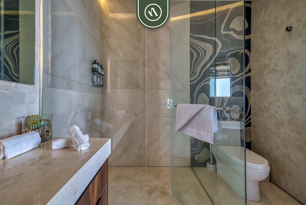 Luxury Corner Unit With Breataking Ocean Views