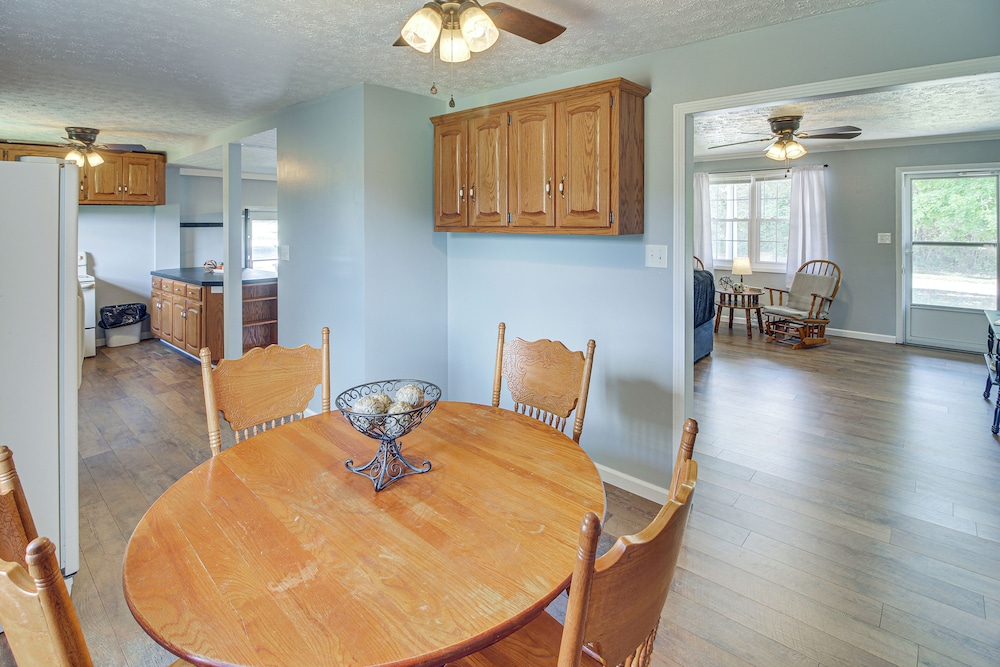 7 Mi to Barren River Lake: Quiet Getaway w/ Yard!