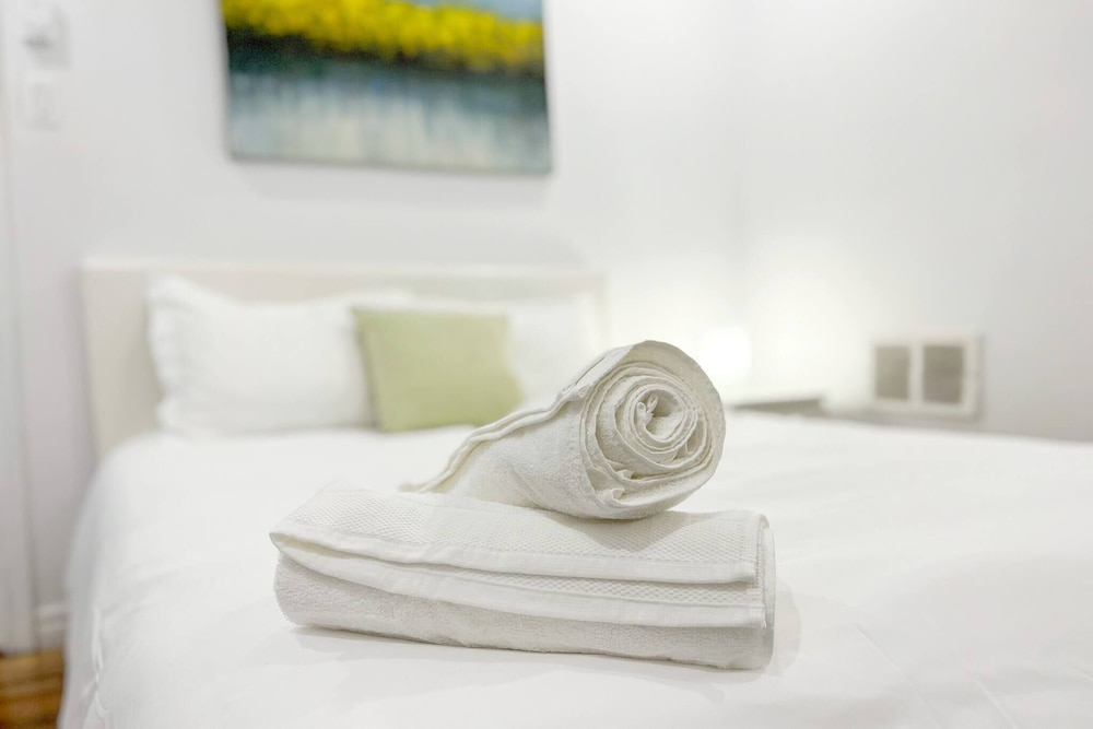 Chic Townhome With Garage Dt Mtl - Image 4