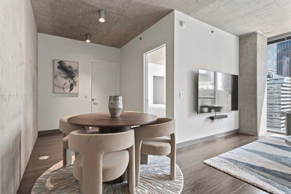 2BR Apt Stunning Views Steps to Michigan Avenue