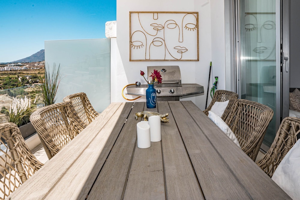 OV2 1B - Bright and Modern 3 Bedroom Apartment