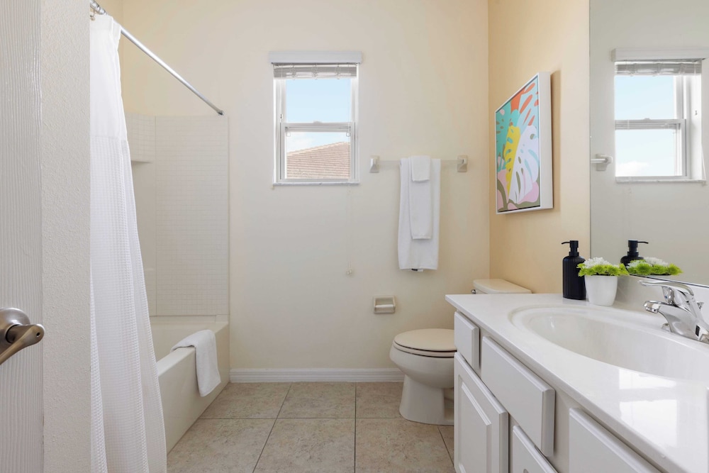 Sleeps 18! Solterra Resort, Pool, Gameroom, Themed Bdrs Broad Oak by Avantstay