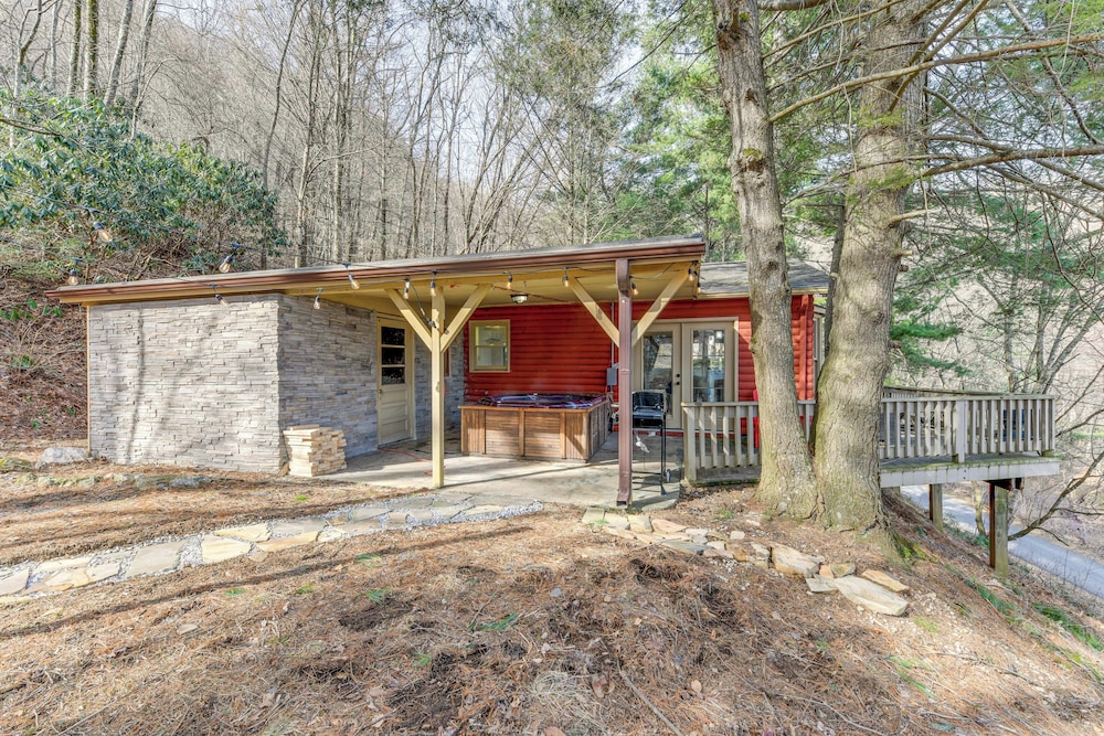 Hot Tub & Mountain Views: Waynesville Retreat!