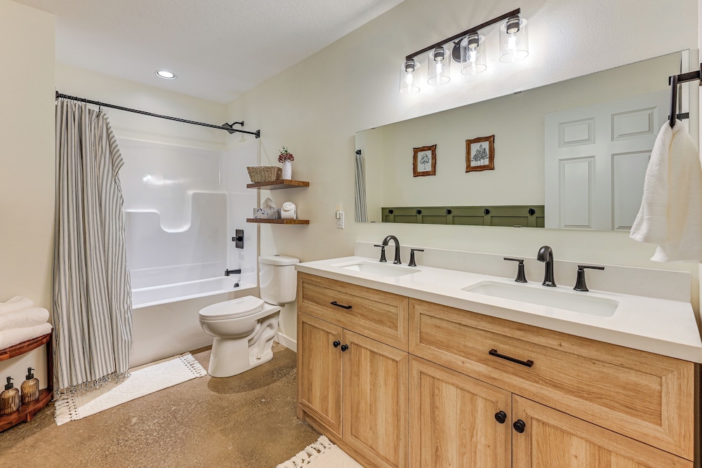 Hot Tub, Water Access: Cabin Near Lake Red Rock!