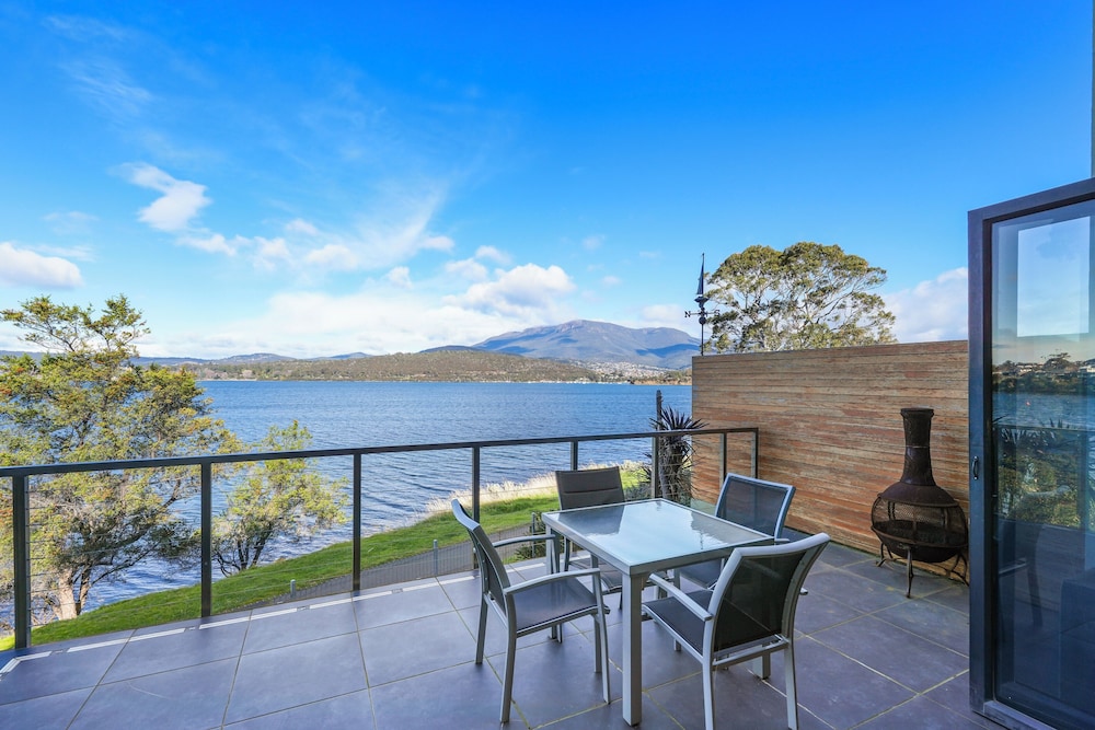 Waterfront Home - Gorgeous Views - 2 Bed