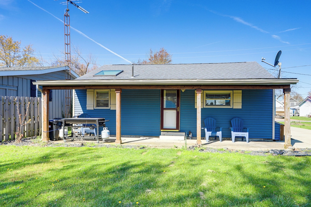 Waterfront Port Clinton Cottage w/ Fire Pit!