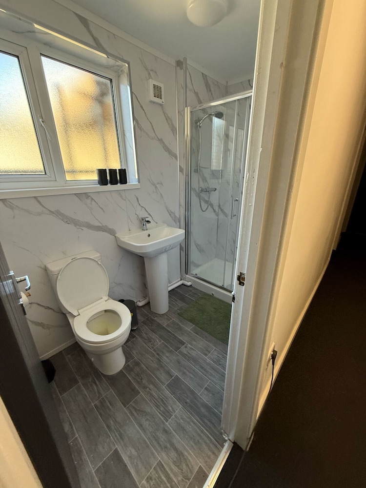 Large and Peaceful 4-bedroom House in Bridgend