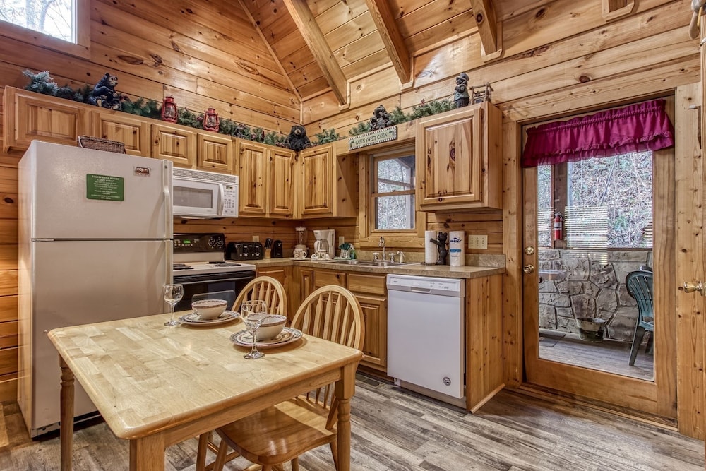 Er317 - The Cubby Hole - Great Location - Close To Town 1 Bedroom Cabin by RedAwning view 2