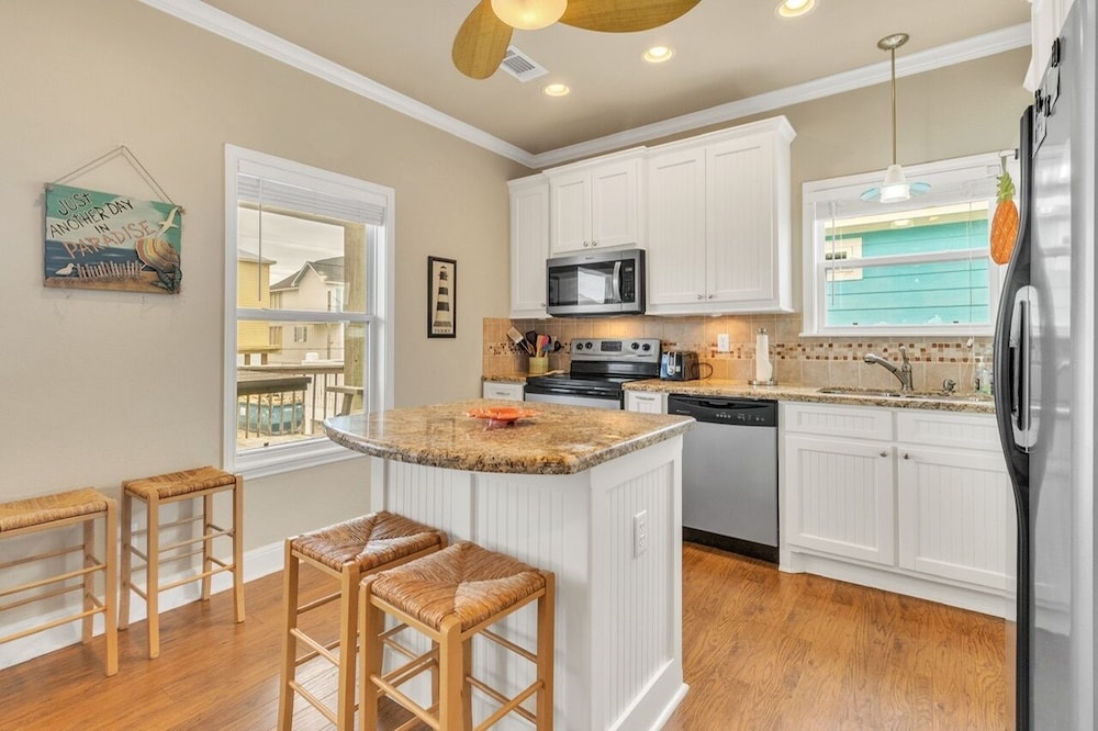 Sea Song 2 Bedroom Home by RedAwning