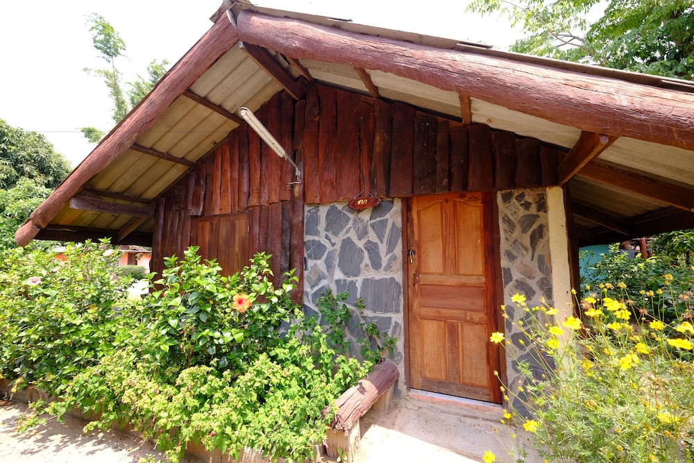 Baanpakrimklong Sukhamon Homestay & Resort