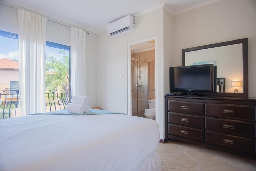 2BR 3BA GYM Pools 24 7 Security Restaurant