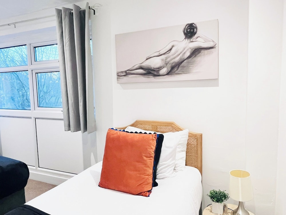 House - Sleeps 10 - Parking - Garden
