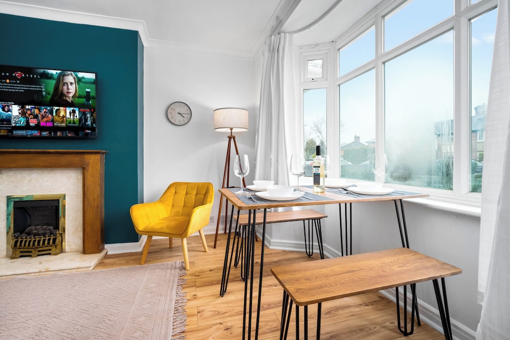 Stylish Three Bedroom Retreat With Garden