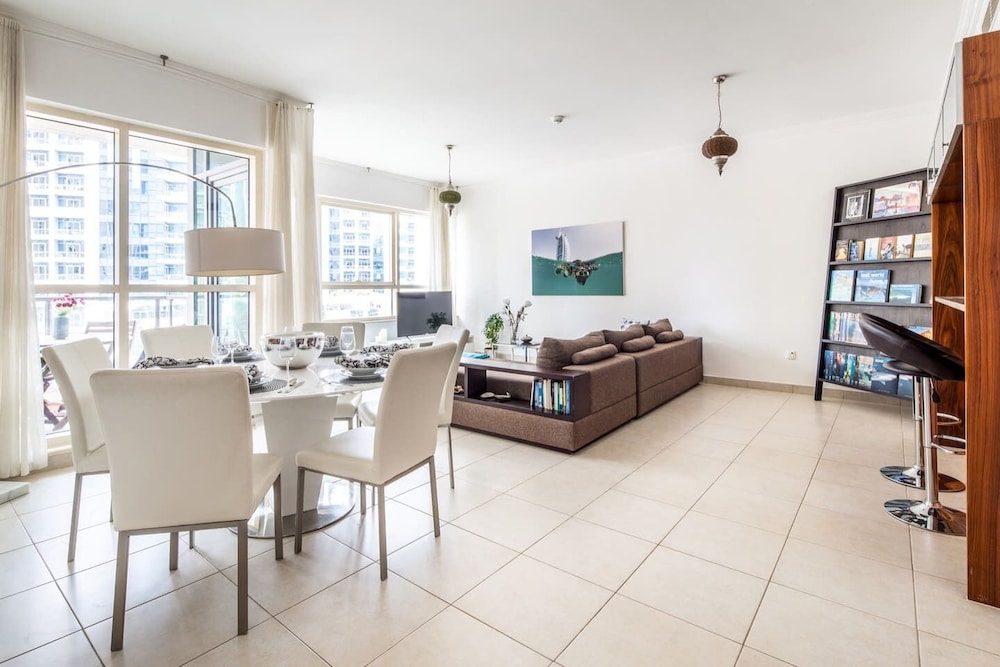 Unique & Stylish 1BR w/ Incomparable Marina Views!
