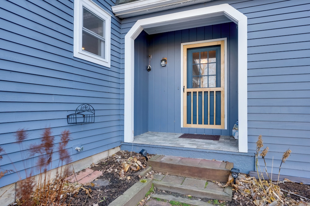 Lakeside Couple's Escape w/ Dock in Newport!