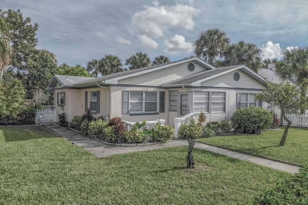 Seas The Day - Monthly Beach Rental 2 Bedroom Home by RedAwning - Image 1