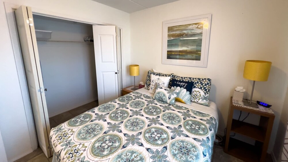 Cozy Family Retreat Steps To Beach Pool / Hot 2 Bedroom Apts