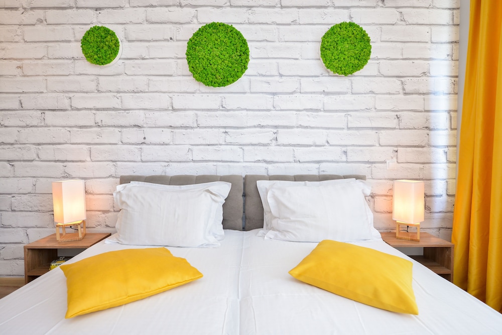 Candy Studio - Cismigiu Gardens - Quiet Room - Open Kitchen -smart Tv view 2