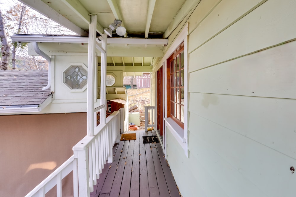 Spacious Crestline Retreat: 1 Mi to Lake Gregory