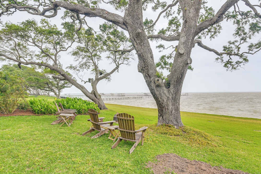Galveston Bay Retreat: Historic La Porte Home!