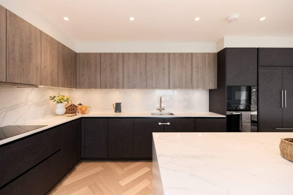 The Temple Fortune Crib - Lovely 3BDR House with Balcony