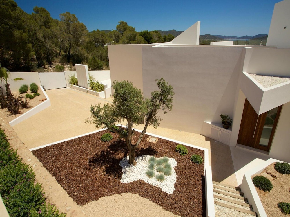 Modern Holiday Home With Vast Terracing
