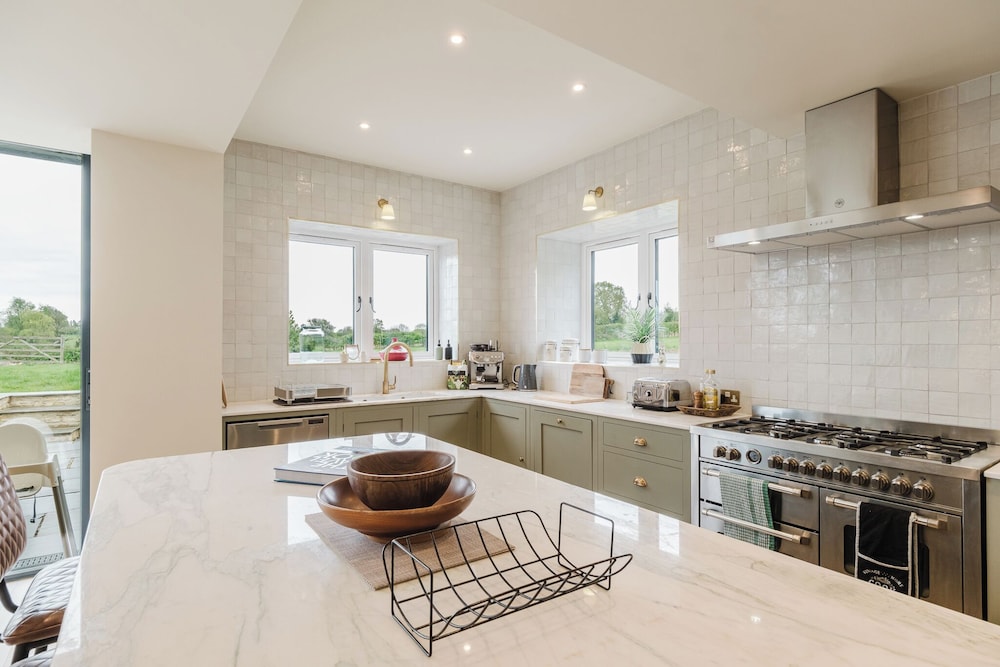 Mulberry Cottage 5BD in Wiltshire