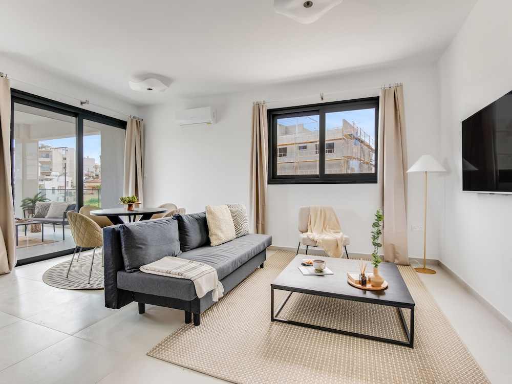 Sanders Triple - Lovely 1-bdr Apt With Balcony