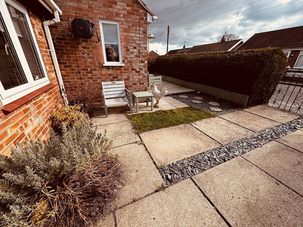 Luxury Adult-only 2-bedroom Bungalow With Hot Tub