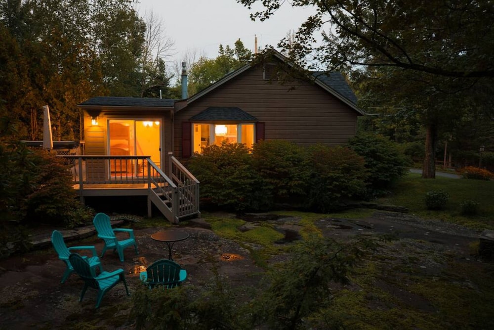 Twin Cabin I - Hot Tub Firepit Hiking Retreat