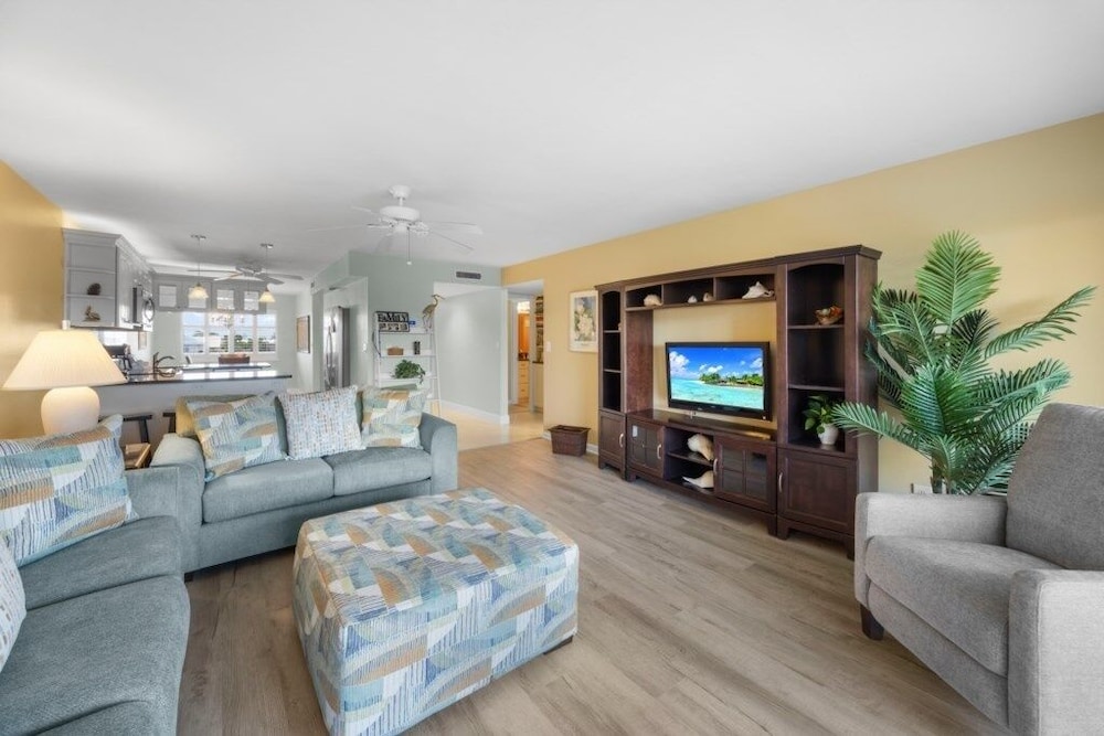 Sandpebble 3f 2 Bedroom Condo
