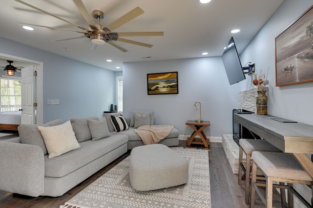 12 Mi to Downtown Winston-salem: Apt w/ Balcony!