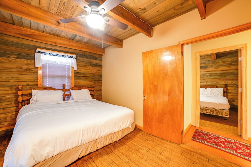 Game Room & Decks: Family Cabin in Springville!
