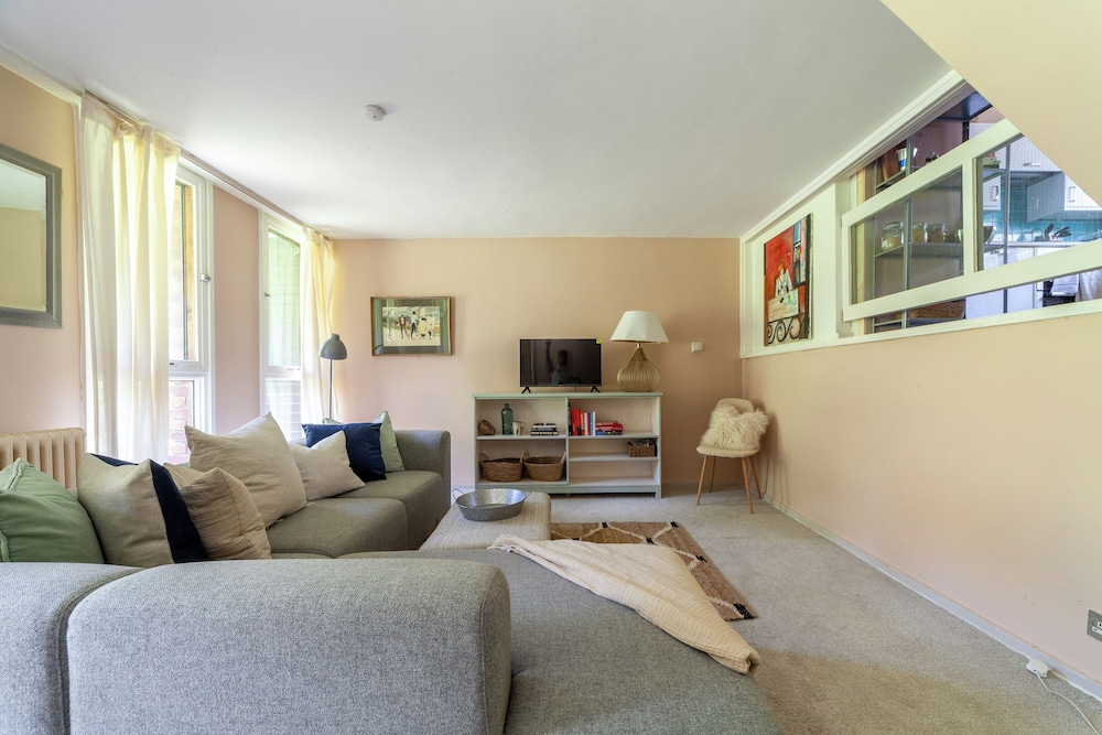 Mezzanine 3-bed In Central London