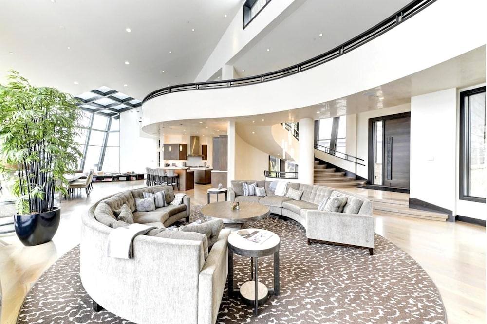 KBM Resorts Walk to Slopes, Sports Court, Private Home Theater, Sleeps 17, Outdoor Hot Tub Pco-184m