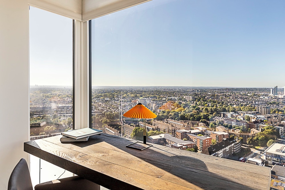 Luxurious 3-bed Sky-high Battersea Gem