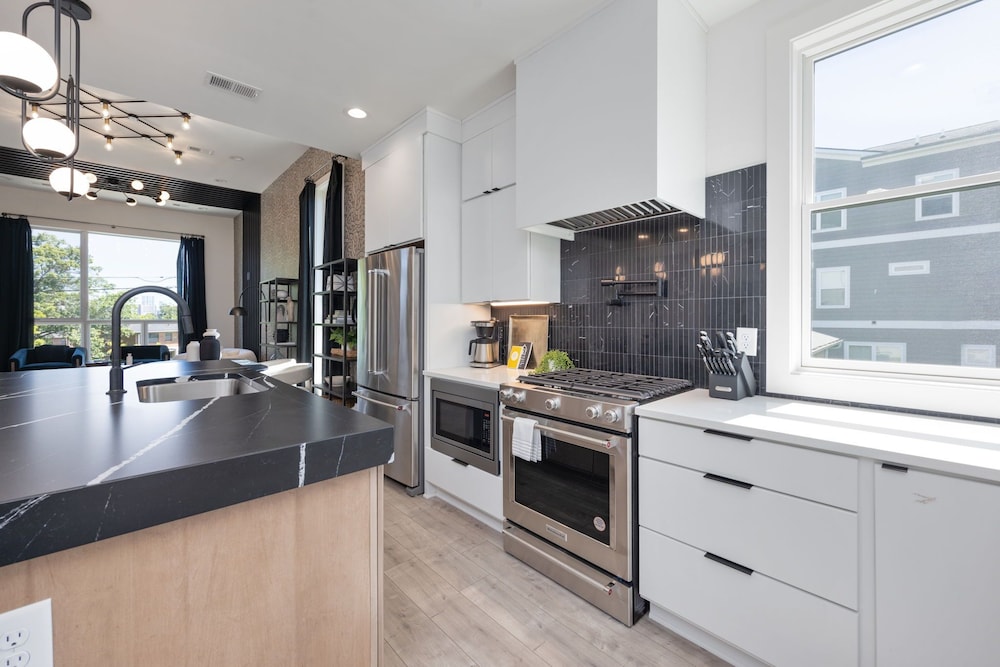 Elevate - Modern Luxury - Stunning City Views
