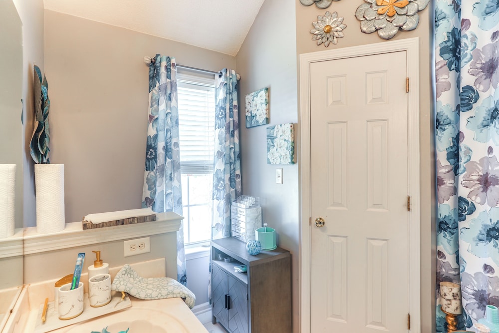 2 Mi to Shelby Farms: Charming Family Home w/ Yard