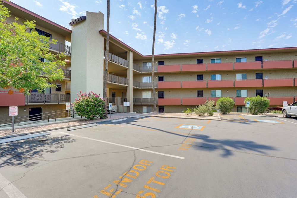 Walkable Old Town Scottsdale Condo: Pool & Hot Tub