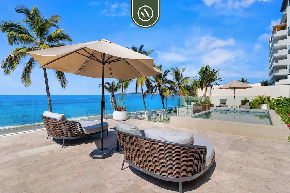 New Stylish 1 BR Condo - Ocean Views - Flex Room